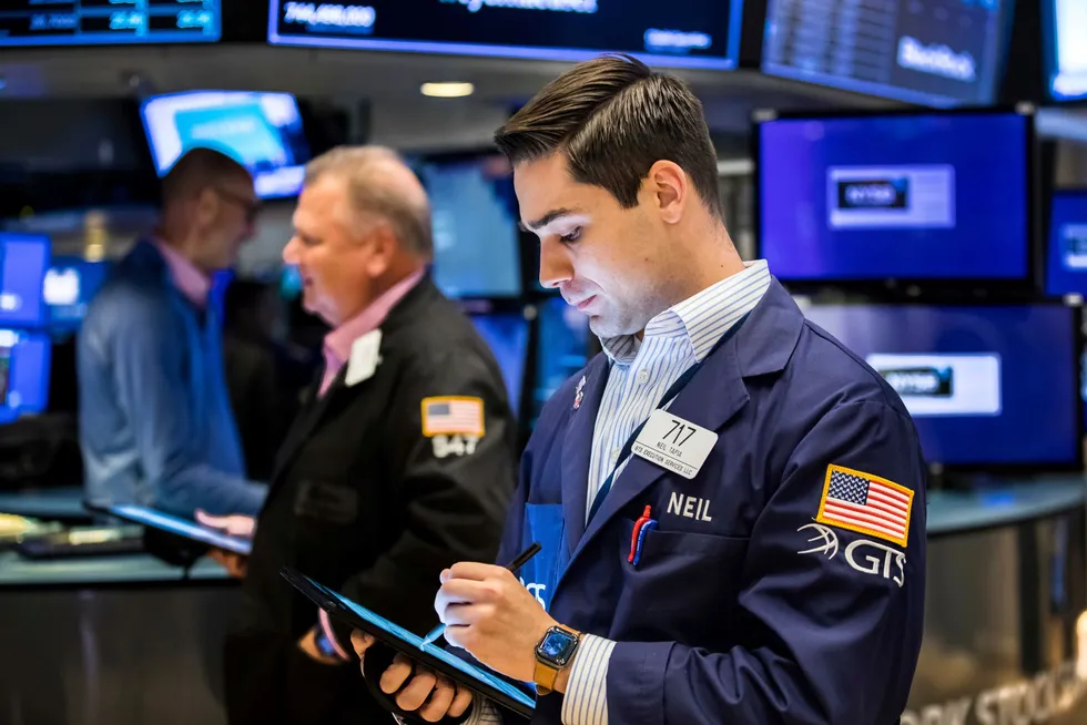 En trader i dyp konsentrasjon på handelsgulvet på New York-børsen.