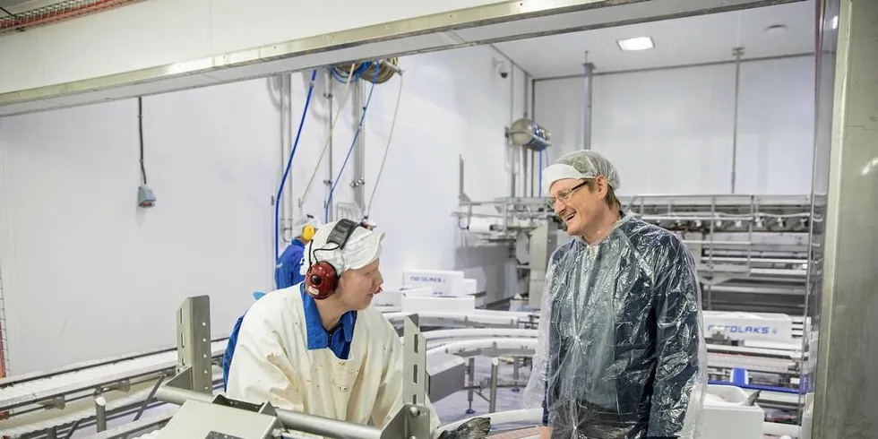 FÅR SATSE: Luis Christian Sobarzo snakker med Inge Berg, eier og administrerende direktør i Nordlaks-konsernet. Nordlaks fikk nye tillatelser, noen måneder etter at Frp i Nordland fikk økonomisk støtte.Foto: Marius Fiskum