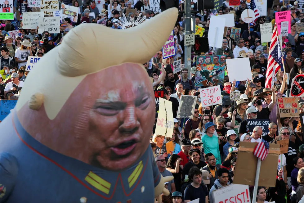 Det har vært store demonstrasjoner mot president Donald Trump over hele USA i helgen, her fra Los Angeles.