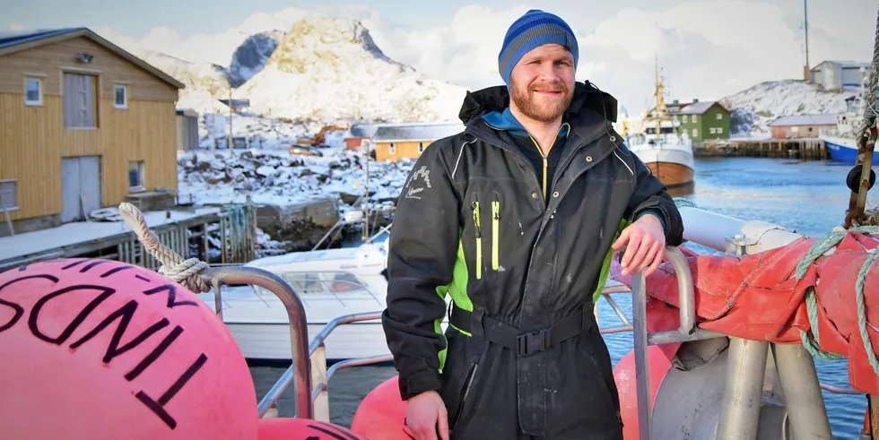 Eldar Eilertsen (27) er fisker og tørrfiskprodusent på Værøy. Han vurderer å flytte virksomheten til et annet sted, fordi det nesten ikke er noen igjen i hans generasjon på øya.
