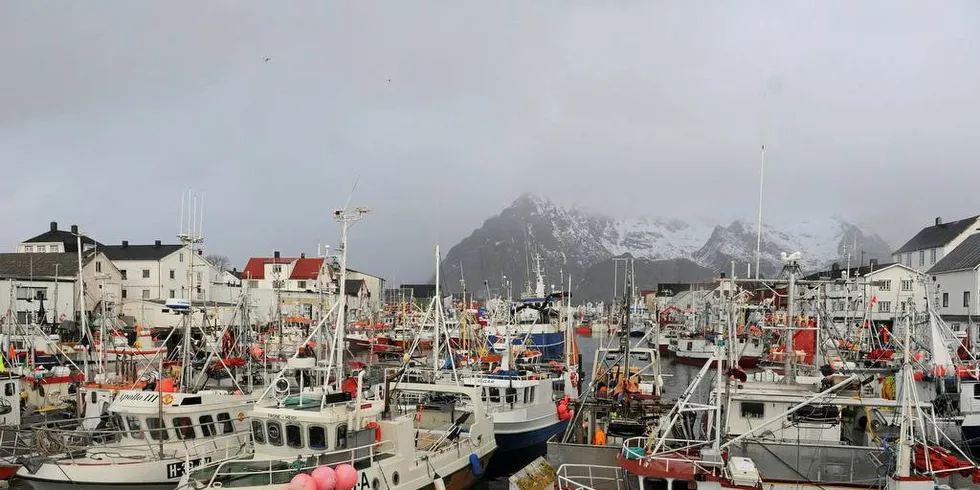 IMOT STRUKTUR: Båtsfjord Fiskarlag liker dårlig forslaget om å åpne for struktur i den minste flåten. Her er en armada av båter samlet i Henningsvær i Lofoten.Arkivfoto: Kjersti Kvile