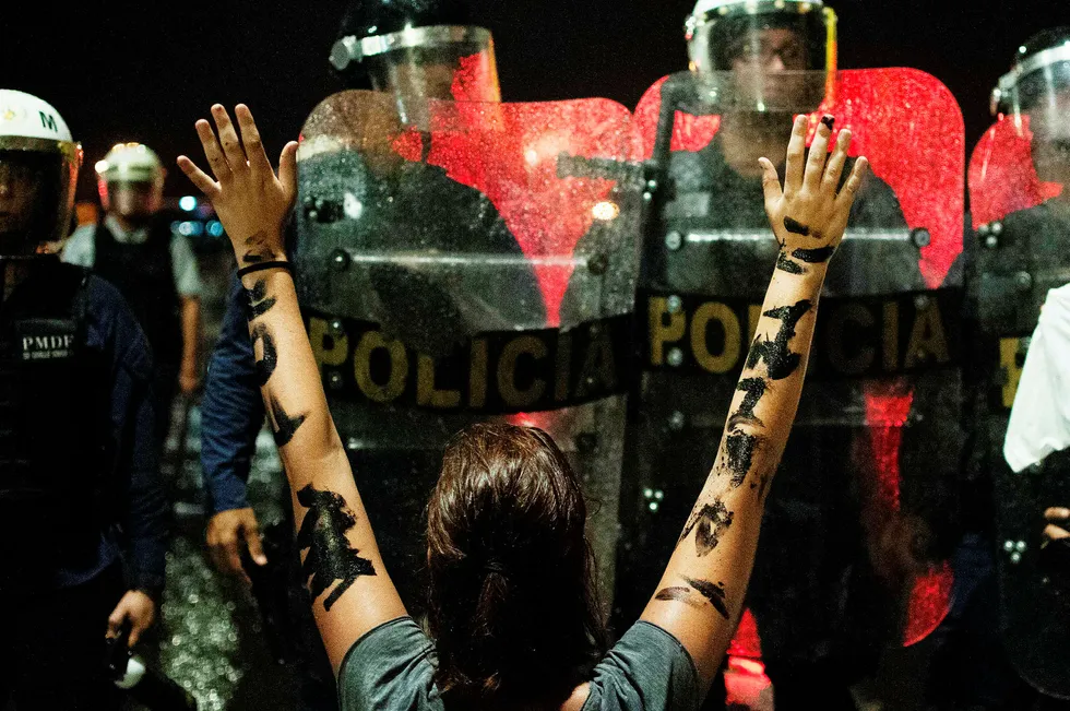 Demonstrasjonene mot Brasils president Michel Temer er alt i gang. Her foran presidentpalasset Planalto i hovedstaden Brasília. Foto: Andressa Anholete/AFP/NTB Scanpix
