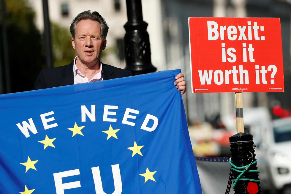 En bilkrasj-brexit, at Storbritannia forlater EU uten noen videre avtale om hvordan forholdet mellom partene skal organiseres videre, er «mer sannsynlig enn noen gang», sier Donald Tusk. Her en EU-tilhenger utenfor Palace of Westminster 16. oktober, 2018.