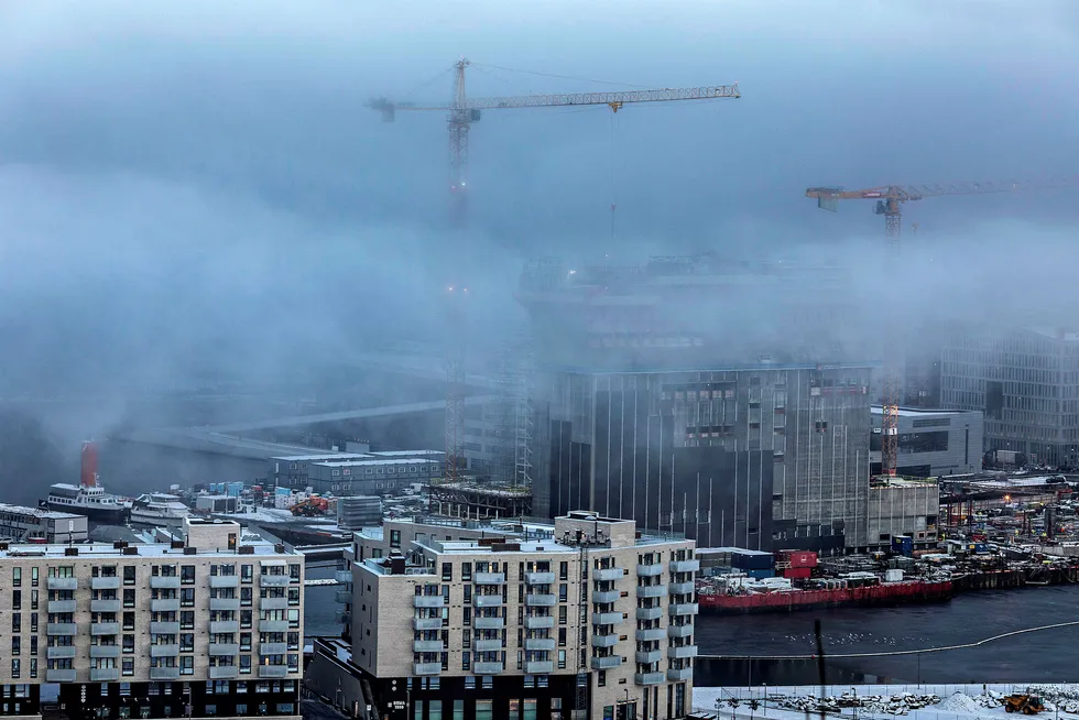 Prisene faller egentlig bare i Oslo, viser nye beregningsmetoder. – Sannsynligheten da for at det blir negative ringvirkninger til resten av økonomien, er mye mindre, sier Øystein Børsum i Swedbank. Her fra boligutbyggingen i Bjørvika i Oslo sentrum. Foto: Aleksander Nordahl