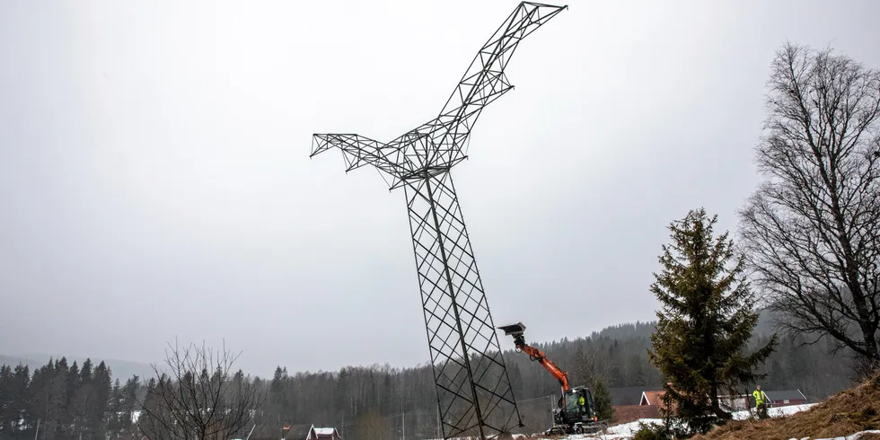 Her dytter en gravemaskin fra en underleverandør ned mast nummer 299 i Sørkedalen.