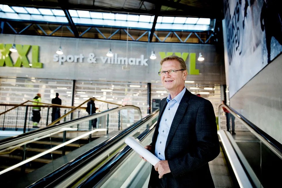 XXL-sjef Fredrik Steenbuch fastholder at det ikke er overfylte varelagre som gjør at XXL nå etablerer tre outlets.