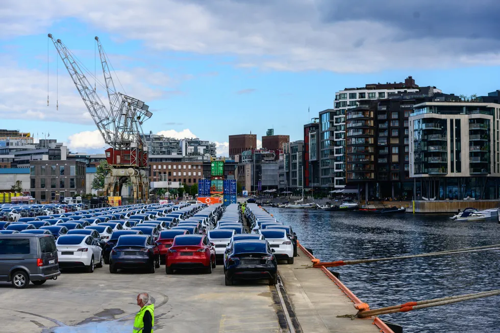 Norge har vært et unntaksland i mange år. I resten av verden er elbilsalget fortsatt marginalt, skriver Kenneth Fjell. Bildet er fra 20. august, da 1300 nye Teslaer rullet ut av båten i Oslo, de fleste Model Y.