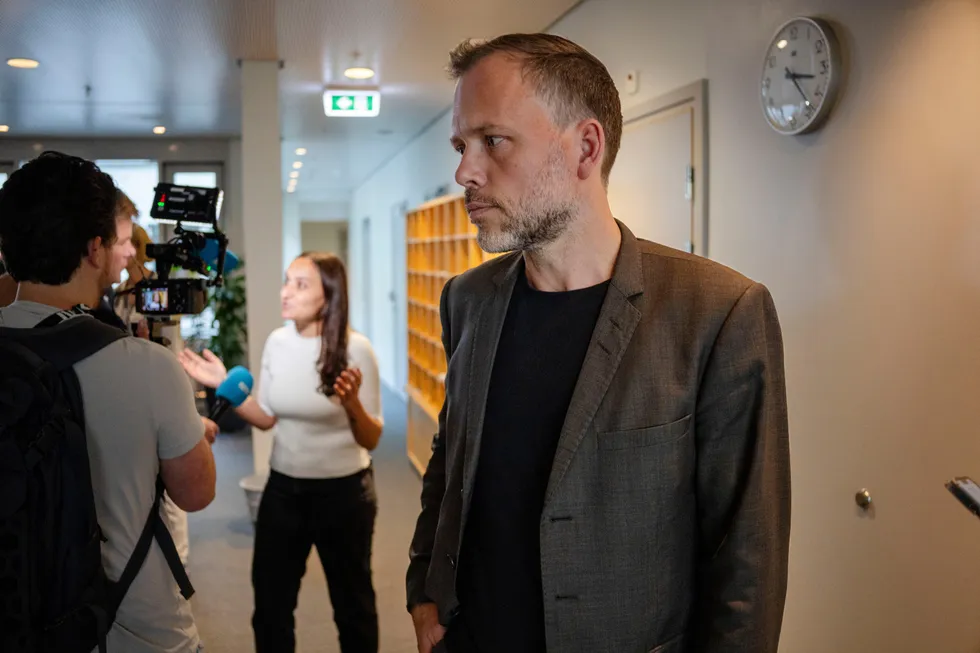 Seher Aydar og Audun Lysbakken etter møte i Kontroll- og konstitusjonskomiteen tidligere i høst.