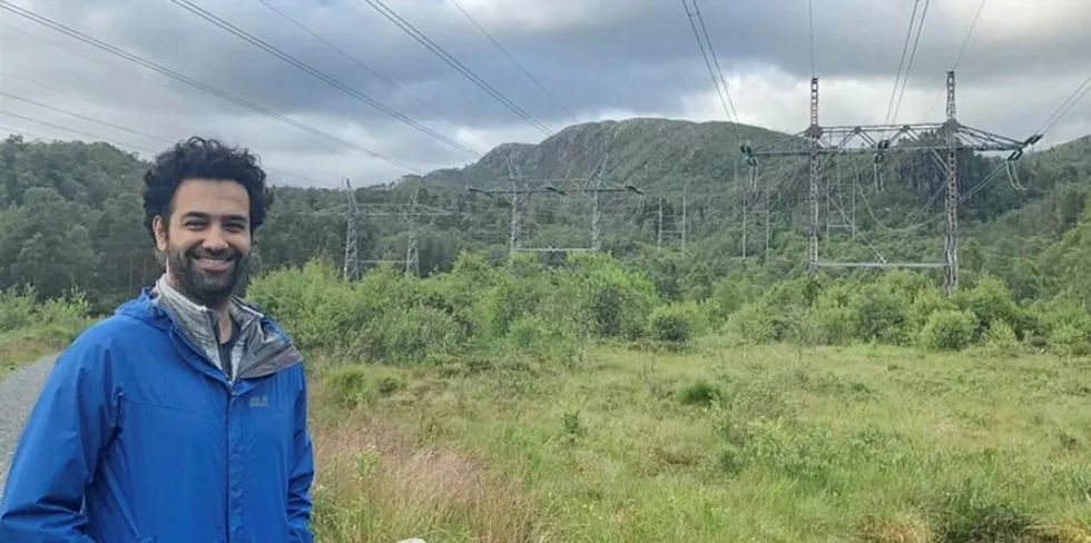 Professor Reza Arghandeh ved Institutt for datateknologi, elektroteknologi og realfag ved HVL, skal hjelpe Statnett å overvåke strømlinjer ved bruk av satellitter.