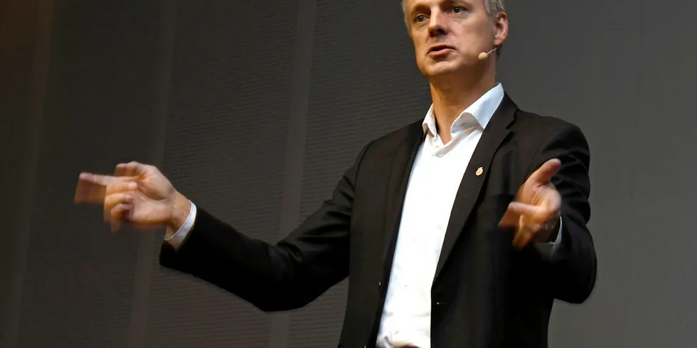 Kroppsspråk: Med Kjetil Lund får NVE en ivrig gestikulerende leder. Bildene er tatt på Statnetts avregningskonferanse i september. Der forsvarte han sammenslåingen av Hafslund og Eco, en sammenslåing som NVE har vært kritiske til.