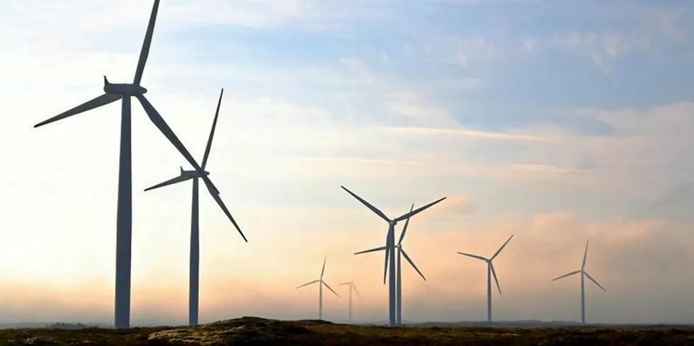 Energi Norge og Norwea har allerede argumentert for innføring av en utgiftsnøytral naturressursskatt. Nå har de fått en rapport utarbeidet av KPMG for å se på ulike modeller der vindkraftkommunene kan sitte igjen med mer.