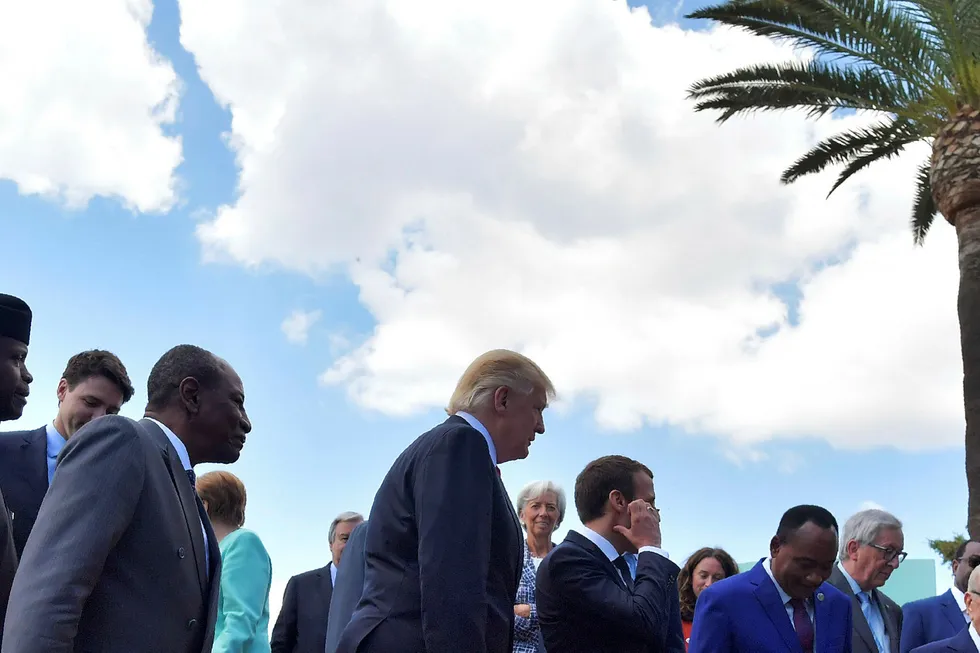 G7-ledere and lederne av noen afrikanske land fotografert på Sicilia. Fra v: Nigerias visepresident Yemi Osinbajjo, Guineas president Alpha Conde, USAs president Donald Trump, Frankrikes president Emmanuel Macron, Nigers president Mahamadou Issoufou og Tunisias president Beji Caid Essebsi. Foto: TIZIANA FABI/AFP Photo