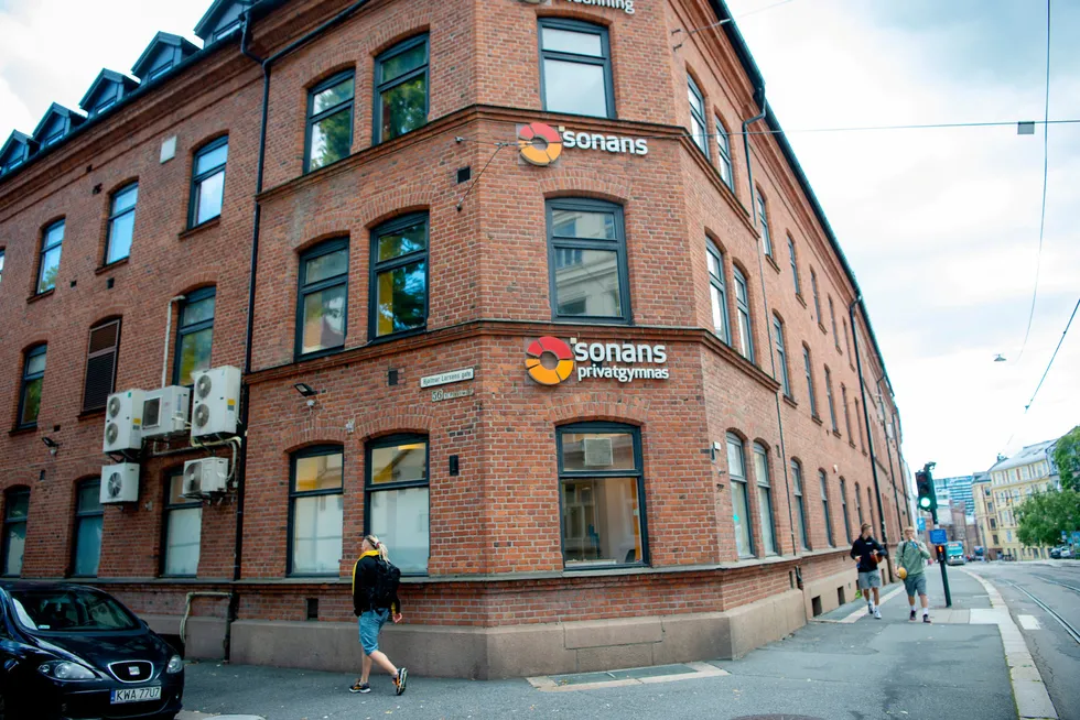 Sonans tilbyr videregåendefag for privatiser, og har rundt 8500 studenter på sine 14 privatistskoler.