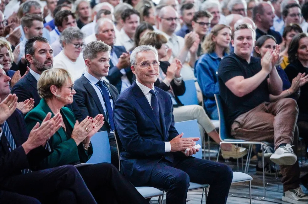 Natos generalsekretær Jens Stoltenberg deltar på sitt siste offisielle besøk til Norge og holder åpent møte i Oslo rådhus torsdag.