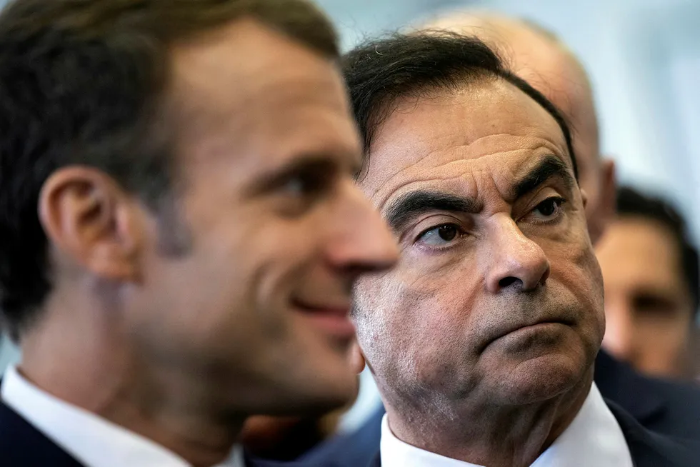 Frankrikes president Emmanuel Macron ønsker en sammenslåing, etter at Renault-sjef Carlos Ghosn (til høyre) ble arrestert. Her under et tidligere besøk ved Renault-fabrikken i Maubeuge.