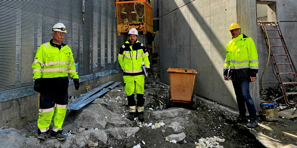 Lars Midttun fra NVE (i midten) under inspeksjonen ved Boenfoss kraftverk. Monteringsleder Geir Trondsen og prosjektleder Tom Lohne fra utbygger Bekk & Strøm var med under inspeksjonen.