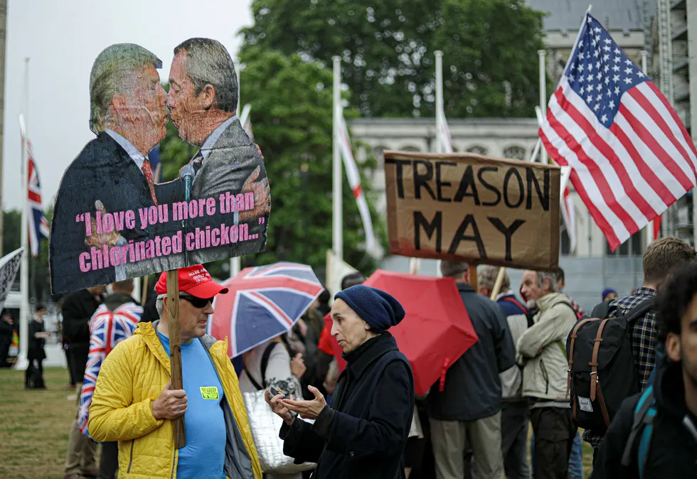 Brexit Party-leder Nigel Farage kjører solo i Europaparlamentet. Her gjør demonstranter i London narr av hans politiske allierte Donald Trump.