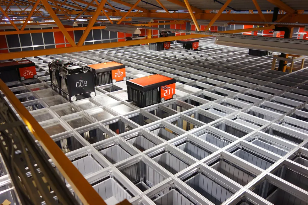 I Autostore jobber vi aktivt for å tiltrekke oss flere kvinnelige ingeniører, skriver Anett Matre. Bildet: Lagersystem fra Autostore.