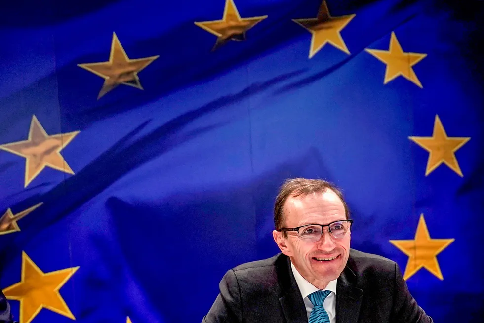 Utenriksminister Espen Barth Eide (Ap) har med seg en bønn til EU på mandagens møte i EØS-rådet: Ikke glem Norge hvis det blir handelskrig med USA.