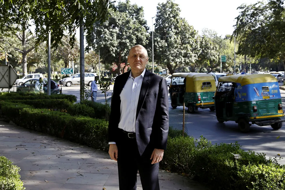 Den politiske oppvasken etter at Telenor satte to streker under sluttsummen for den feilslåtte satsingen i India, har begrenset seg til litt surmuling fra Frp. Under Davos-møtet tidligere i år viste Telenor-sjef Sigve Brekke, i et intervju med E24 til konsulentrapporter som sa at 40 prosent av telekomselskapene vil være borte om ti år, skriver artikkelforfatteren. Foto: Sujan Singh