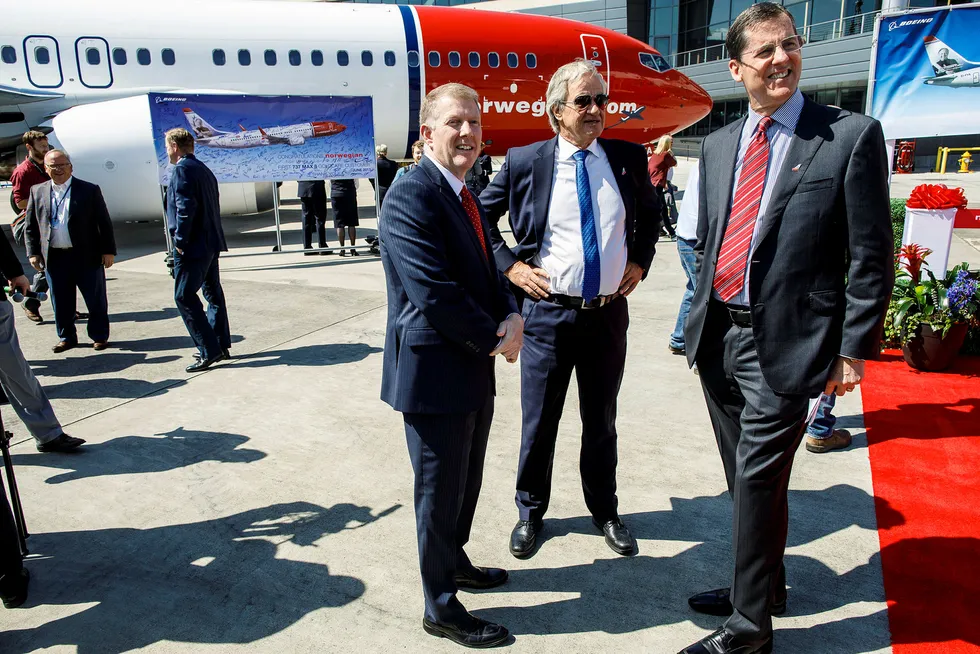 Konsernsjef Bjørn Kjos i Norwegian står her foran det første av over hundre fly av typen Boeing 737 Max som selskapet har bestilt. Fra venstre: Kevin G. McAllister, toppsjef for kommersielle fly i Boeing, Bjørn Kjos i Norwegian og Mark Norris, salgssjef for Boeing i Europa.