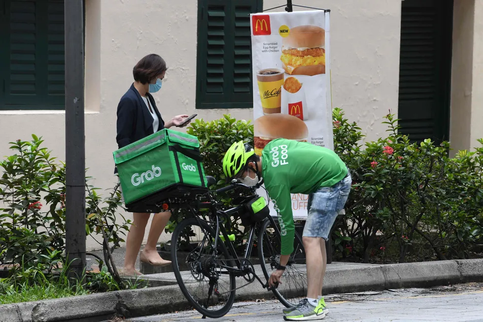 Grab er blitt en superapp i Sørøst-Asia med flere hundre millioner brukere. Nå er enhjørningen nærmere en børsnotering i USA. Her fra Singapore, hvor hjemmelevering av mat har vokst kraftig under koronapandemien.