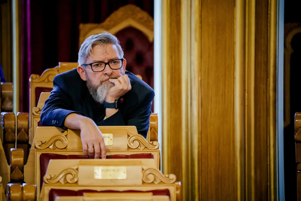Cato Brunvand Ellingsen er SVs representant i finanskomiteen på Stortinget som vara for Kari Elisabeth Kaski mens hun er ute i fødselspermisjon. Han og SV stopper foreløpig forslaget i Stortinget om tollfrihet for Ukraina.
