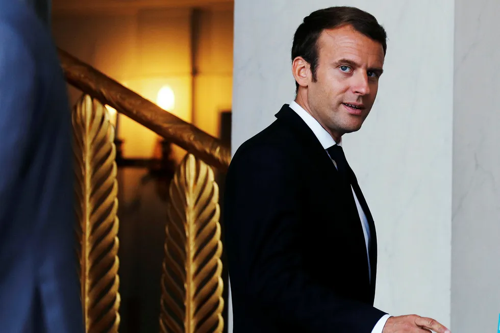 Frankrikes president Emmanuel Macron tilbyr Iraks statsminister Haider al-Abadi å roe ned stemningen mellom irakiske kurdere og Irak. Foto: PHILIPPE WOJAZER/Reuters/NTB Scanpix
