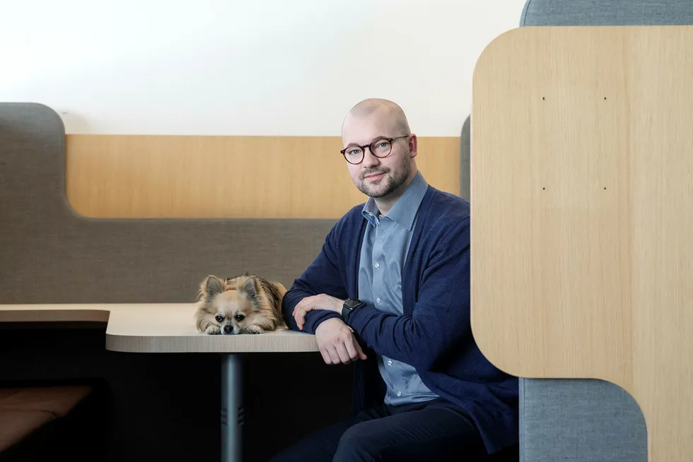 Dyrekassen.no har spesialisert seg på salg av fôr og utstyr til kjæledyr. Her er medgründer Roger Holthe Olsen sammen med kontorchihuahuaen Marley som er oppkalt etter musikklegenden Bob.