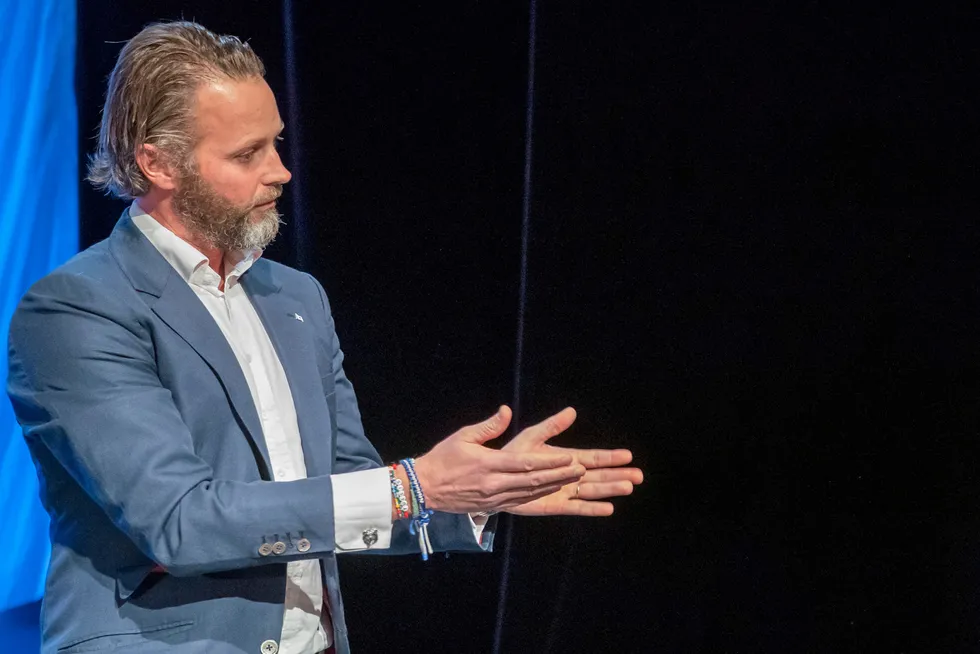 – Dette ser jeg ingen hensikt å kommentere, da jeg har kommentert det en rekke ganger allerede til DN. Videre får Carnegie og Petter Hagens påstander stå for deres regning, skriver Thomas Wilhelmsen i en epost. Her avbildet under utdelingen av Wilhelmsen-prisen for 2020.
