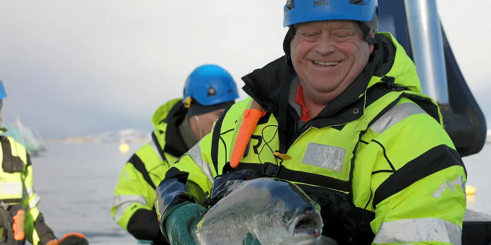 Fiskeriminister Harald Tom Nesvik på besøk hos Kvarøy fiskeoppdrett.