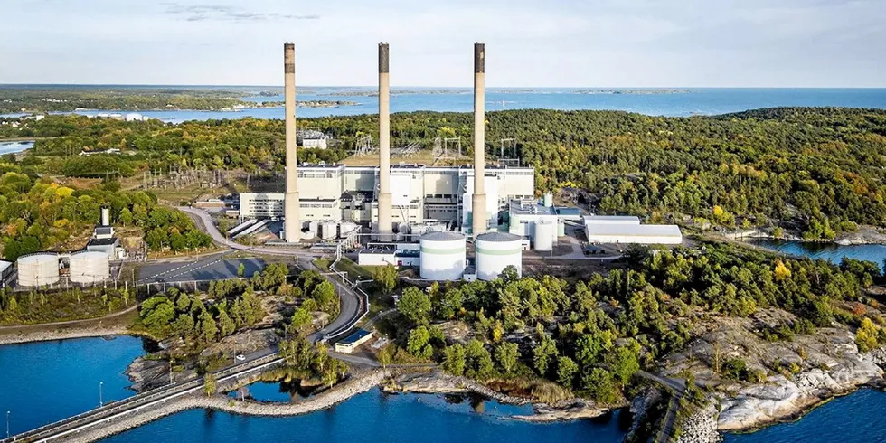 Oljekraftverket i Karslhamn, Sverige, er vanligvis et reservekraftverk. Nå produserer de lønnsomt i det ordinære strømmarkedet. Prisnivået på Europeisk strøm viser at det er gasskraft som setter prisen på dager med lite vindkraft.