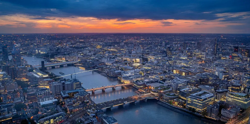 Flyten av strøm mot England har gått på halv fart siden torsdag. I dag er feilen rettet og Englandskabelen (NSL) vil kunne tilby hele kapasiteten på 1400 MW fra tirsdag.