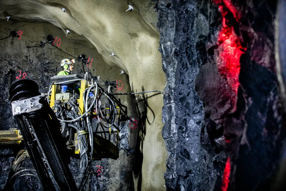 Tunneldriveren bruker boreriggen til å gyse sikringsboltene fast med sement.