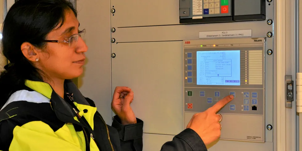 DIGITAL TRAFOSTASJON: Statnetts Nargis Hurzuk viser hvordan den digitale stasjonen fungerer.