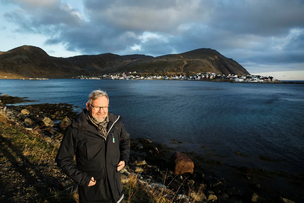 Direktør Steinar Eliassen i fiskeriselskapet Norfra reagerer kraftig på at regjeringen foreslår å lyse ut oljeblokker der hans selskap henter fisk. Her fra Nordvågen, hvor han driver fiskebruk. Foto: Per Thrana