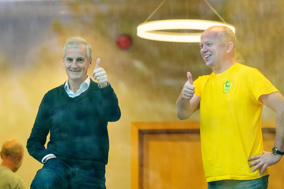 God stemning mellom Trygve Slagsvold Vedum (Sp) t.h. og Jonas Gahr Støre (Ap) under regjeringsforhandlingene mellom Ap og Sp.