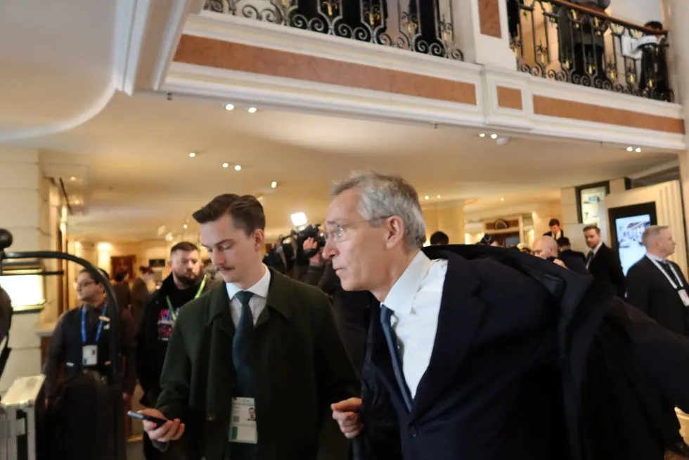 Mens Espen Barth Eide mener USA truer den liberale verdensorden, prøver Jens Stoltenberg å dempe konflikten overfor Atlanteren. Stoltenbergs rådgiver Jakob Schram til venstre.