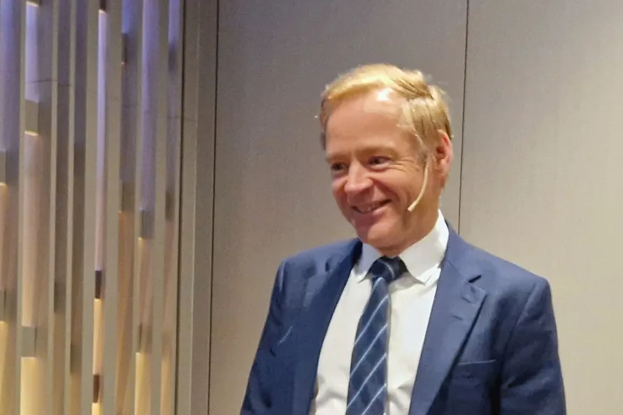 . Administrerende direktør Mons Aase i DOF. Med ryggen til finansdirektør Hilde Drønen.