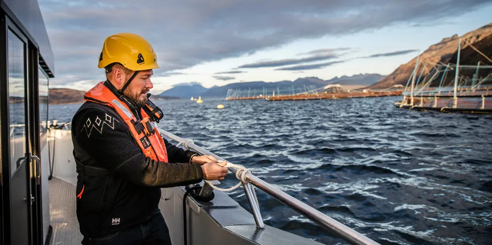 – Det blir en del reising i denne stillingen, og i bransjen også. Havbruk er en perifer næring. Verdiskapingen skjer ikke i sentrum, men i distriktene. Der er de beste plassene å produsere fisk – blant holmer og skjær, sier Jan-Børre Johansen, regionleder i Lerøy Aurora.