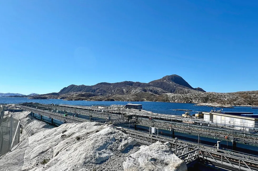 Fra byggingen: Gigante Salmon bygger et landbasert oppdrettsanlegg på Lille Indre Rosøy i Rødøy kommune på Helgeland. Her vises anlegget med fjelltoppen Rødøyløva i bakgrunnen.