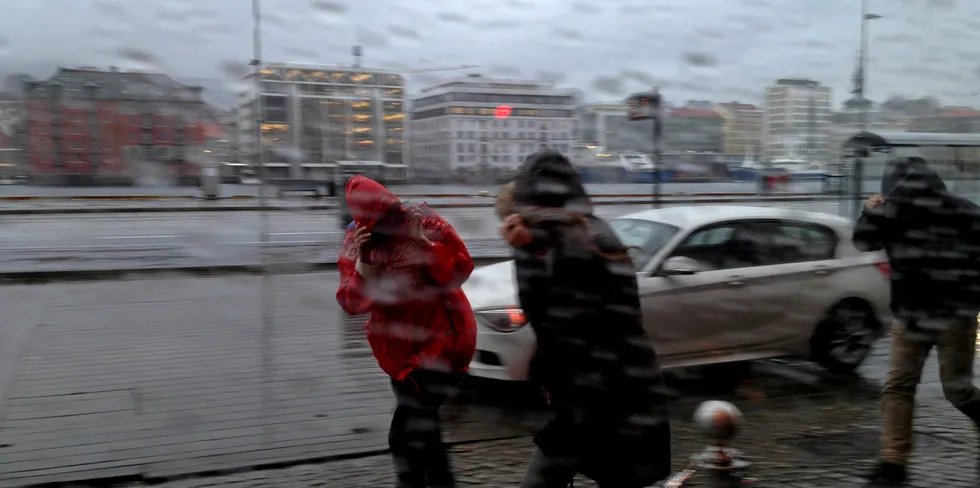 Etter en lang tørr periode varsles det nå total endring i vær og tilsig. Det har gitt enorme endringer i fremtidige kraftpriser i løpet av få dager.