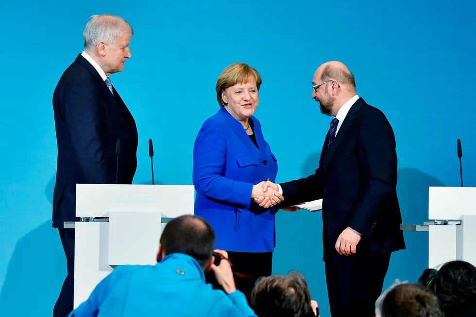 Angela Merkel må sørge for at Martin Schulz (til høyre) og sosialdemokratene blir såpass fornøyd at de sier ja til en storkoalisjon. Men ikke så fornøyd at Horst Seehofer (til venstre) og søsterpartiet i Bayern setter ned foten. Foto: John Macdougall/AFP/NTB Scanpix