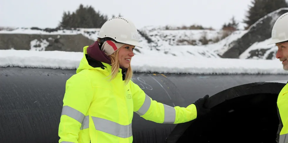 Prosjektdirektør Kamilla Mordal Holo og kommersiell direktør Trond Valderhaug i Salmon Evolution avbildet i sammenheng med en tidligere sak om utbyggingen av det landbaserte anlegget deres i Hustadvika kommune utenfor Molde tidligere i år.