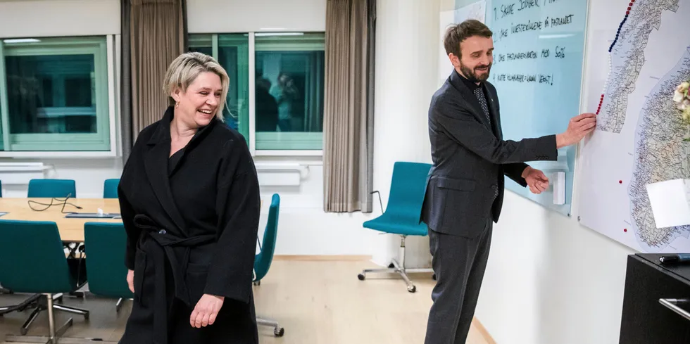 Marte Mjøs Persen mener det er mange grunner til å ikke innføre makspris på strøm. Her er hun avbildet sammen med næringsminister Jan Christian Vestre ved en tidligere anledning.