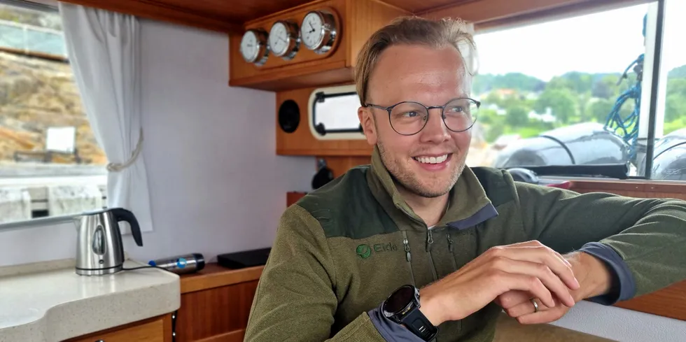 Intrafish møter Eide i en av selskapets båter, en Targa 44. – Vi bruker den til å ta med kunder og ansatte ut på merdkanten. Vi har lokaliteter fra Rosendal til Nordfjord. Eller vise frem andre ting vi driver med, sier Eide.