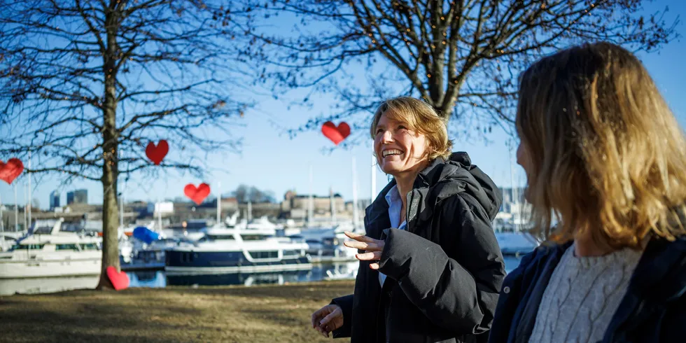 Aino Olaisen (til venstre) og Maria Olaisen vil ikke flytte til Sveits etter milliard-salget.