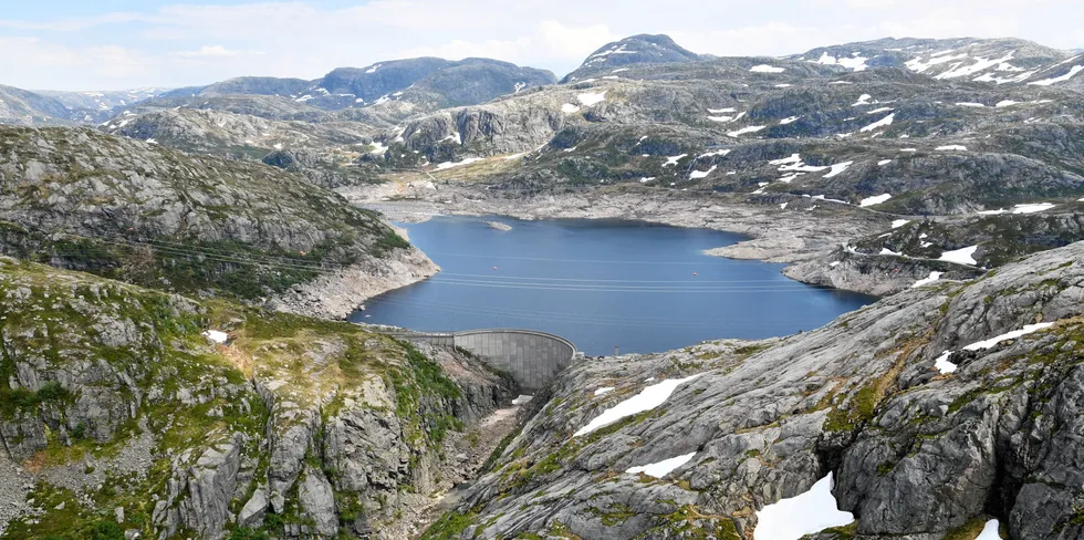 Lysebotn. Magasin på fjellet innenfor Lysebotn.