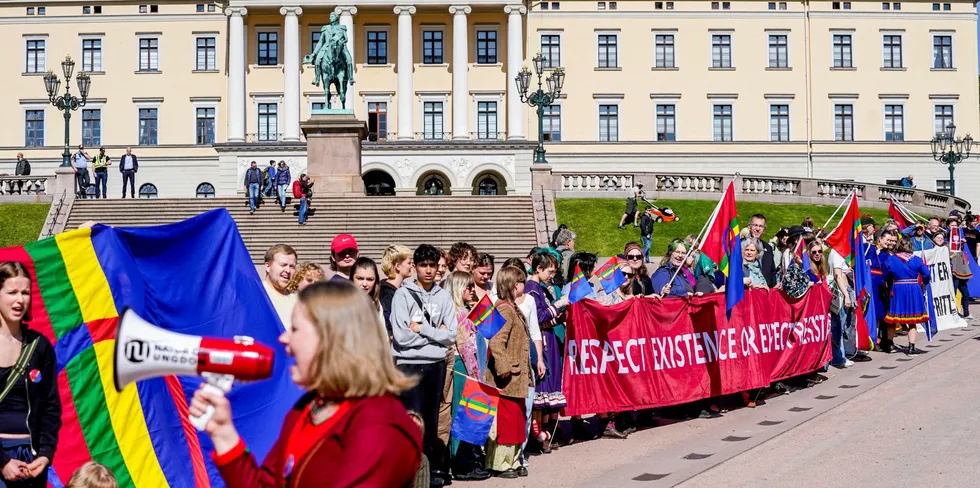 Aksjonister med samisk flagg på Slottsplassen markerer at det er 599 dager siden Fosen-dommen. Aksjonistene planlegger å stå langs Slottsplassen mens regjeringsbilene kjører forbi på vei til statsråd på slottet fredag formiddag.