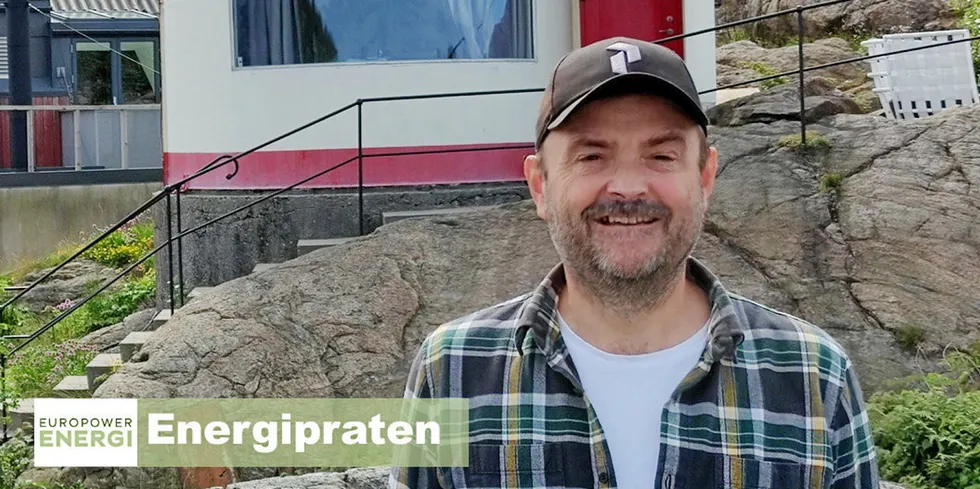 Her er daglig leder Knut Olav Tveit i Småkraftforeninga avbildet foran oljetanken han skal overnatte i denne sommeren.
